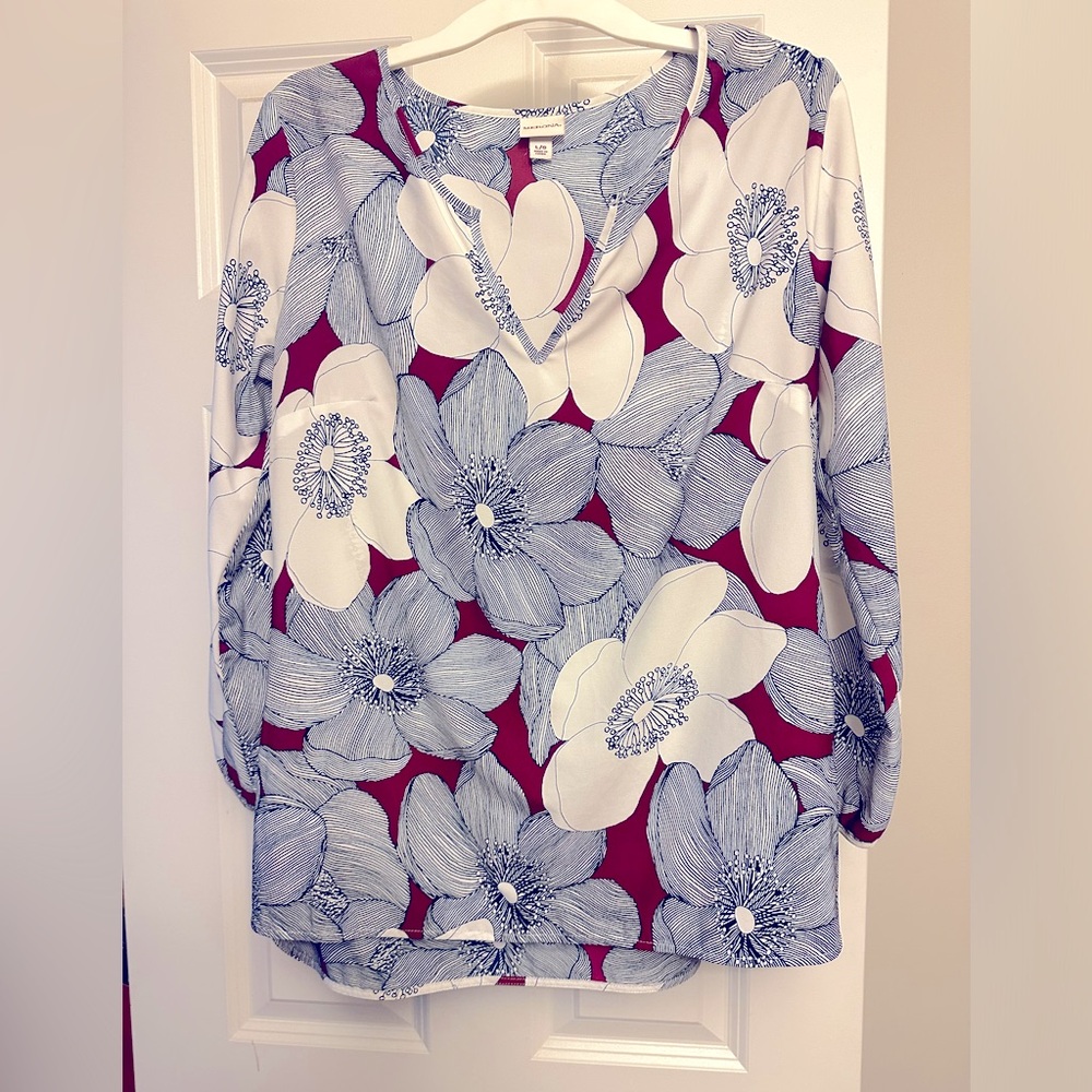 Women’s Merona blouse, navy/burgundy floral pattern- 3/4 sleeves w/vneck- size L